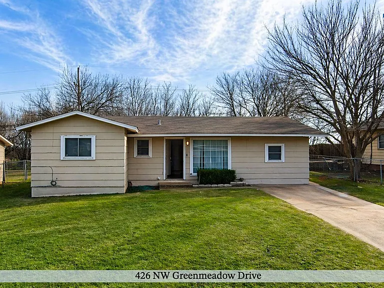 426 NW Greenmeadow Dr — Photo 1