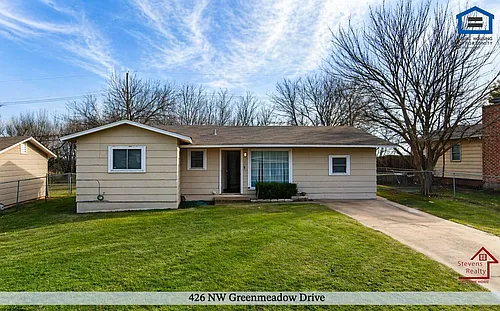 426 NW Greenmeadow Dr Photo 1