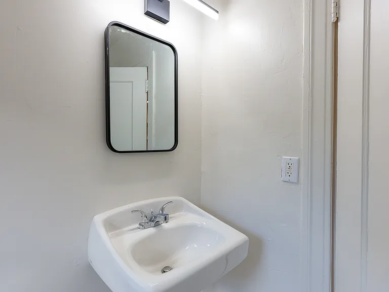 426 NW 25th St #8 — Photo 3