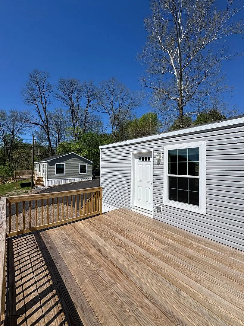 New 1 br tiny home with deck, laundry, parking, views — Photo 4