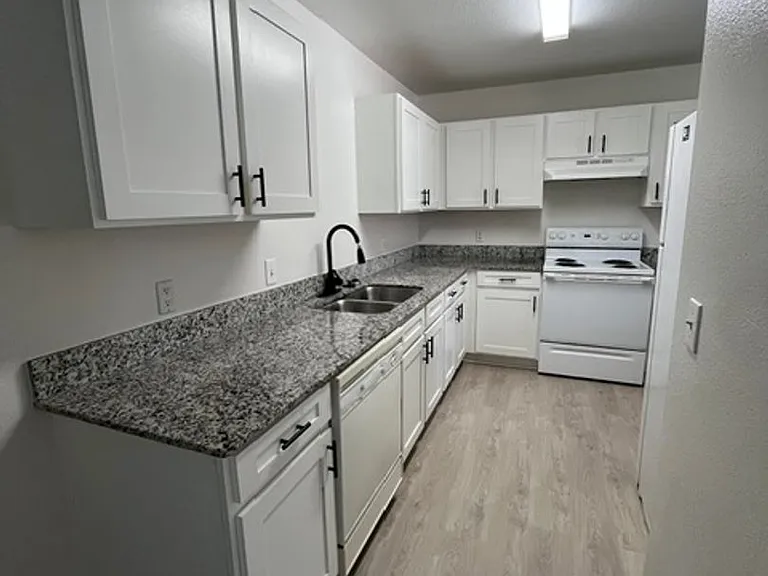 Willow Park Apartments — Photo 14