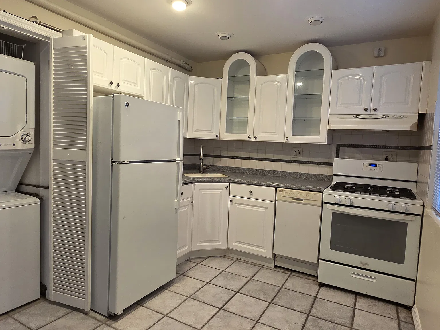 2 bed, 750 sqft, $2,475 — Photo 2