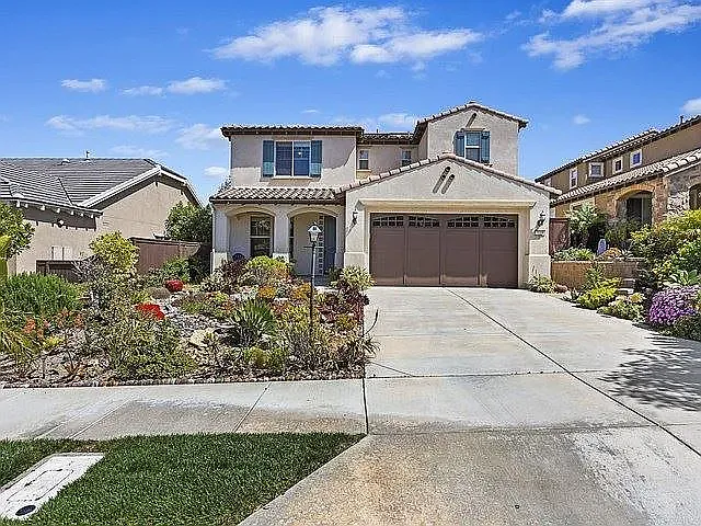 4 bed, 2462 sqft, $6,200 — Photo 1