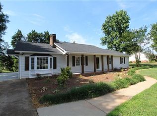 5043 Forest Ridge Dr, Hickory, NC 28602