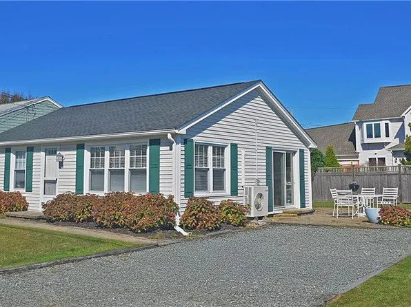8 Pocono Rd, Narragansett, RI 02882