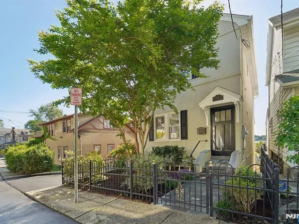 7 Rockwood Pl, Edgewater, NJ 07020