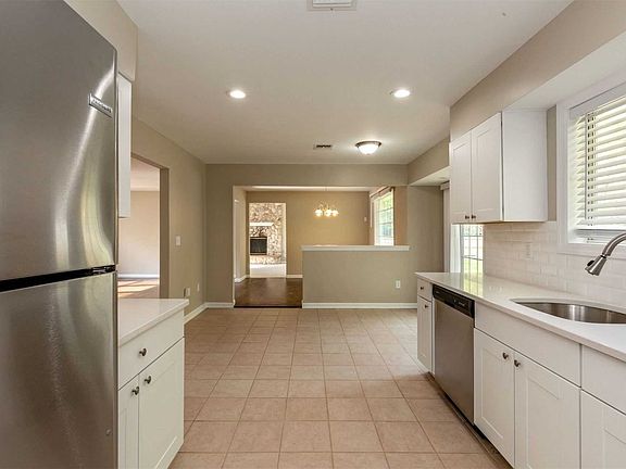5th image of 35 Cobblestone Dr