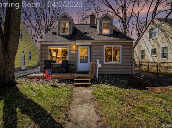 24341 Parklawn St, Oak Park, MI 48237