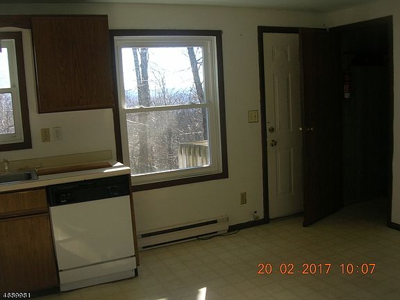 3rd image of 33 Summit Dr