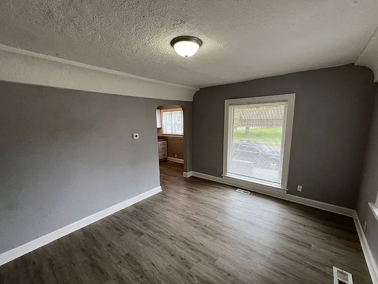 512 W Walnut St — Photo 3