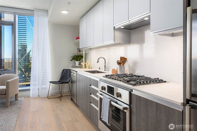 5th image of 800 Columbia Street #1510