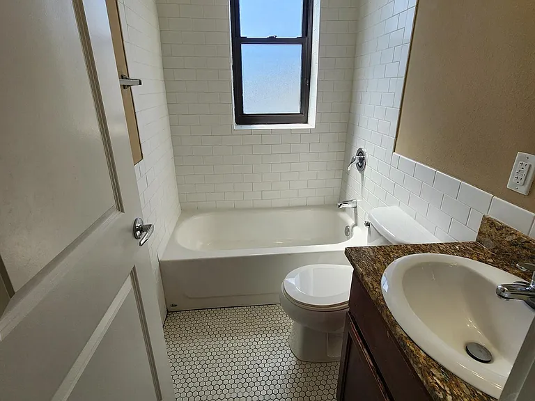 Convent Gardens Apartments — Photo 34