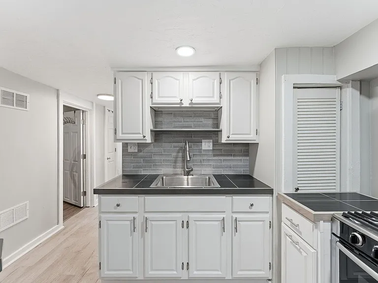 9 Hunters Rd #B — Photo 14