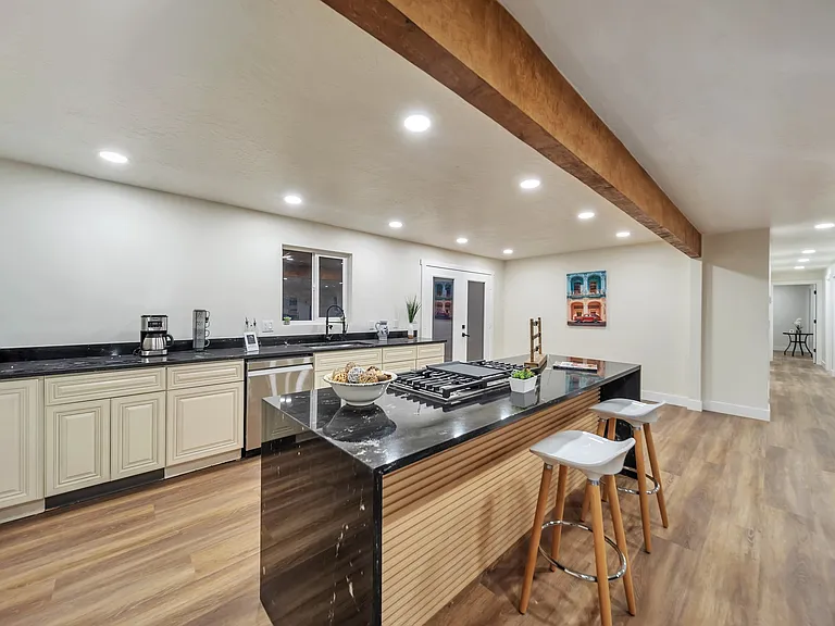 552 Chelsea Dr — Photo 12
