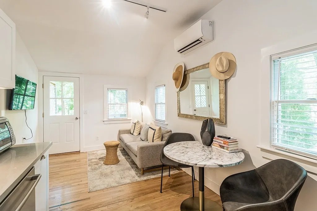 Cute One Bedroom Cottage By The Bay in Sag Harbor — Photo 2