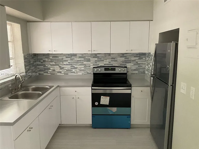510 SE 9th St #9 — Photo 2