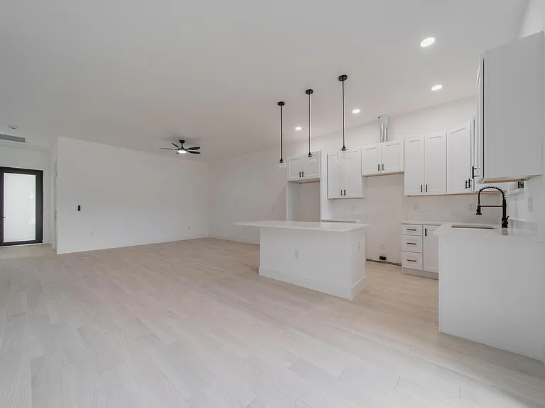 541 Ladd St — Photo 8