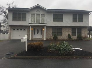 628 Lake Blvd, Lindenhurst, NY 11757