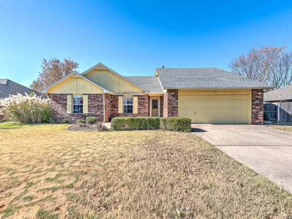 1204 N Cardinal Dr, Rogers, AR 72756