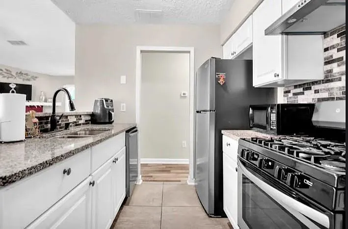 3 bed, 1.5 bath, 1205 sqft, $1,900 — Photo 4