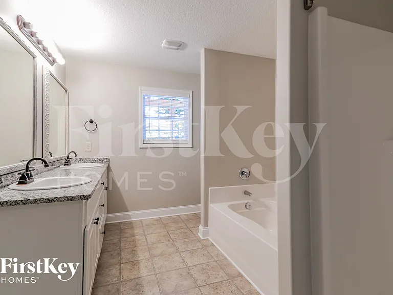 114 Colonial Ct — Photo 8