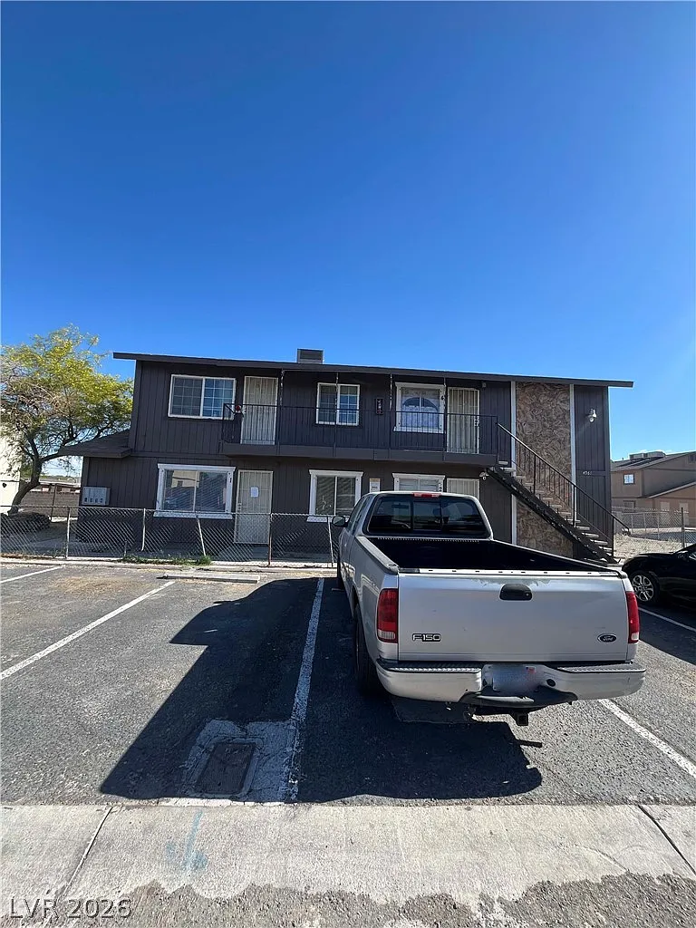 2 bed, 1.0 bath, 3290 sqft, $1,100 — Photo 1