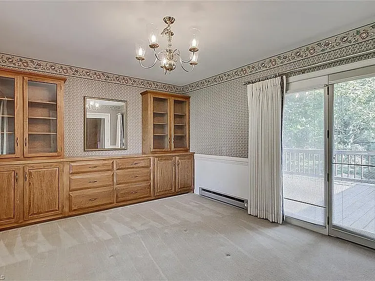 223 Rich Ave — Photo 10