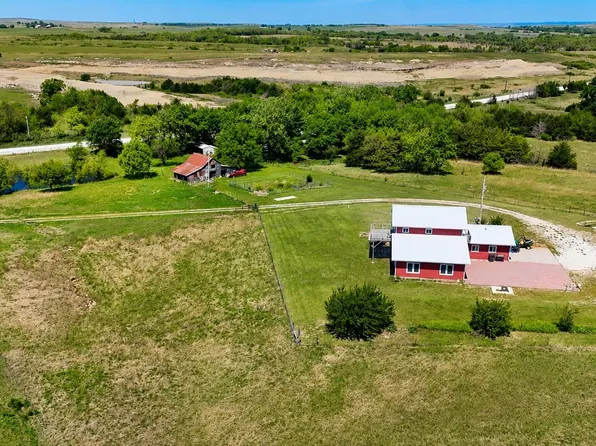 33225 Wabaunsee Rd, Wamego, KS 66401