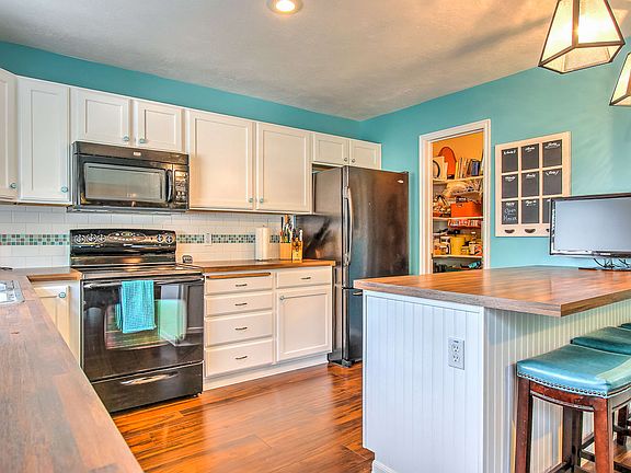 2nd image of 878 E Forest Ct