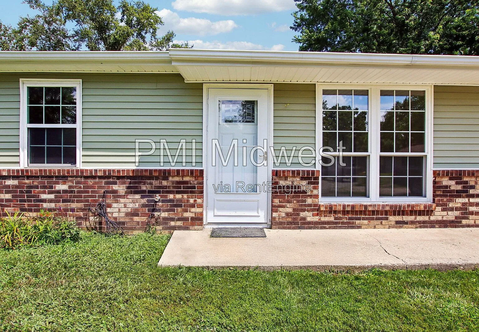 3 bed, 1.0 bath, 1040 sqft, $1,550 — Photo 3