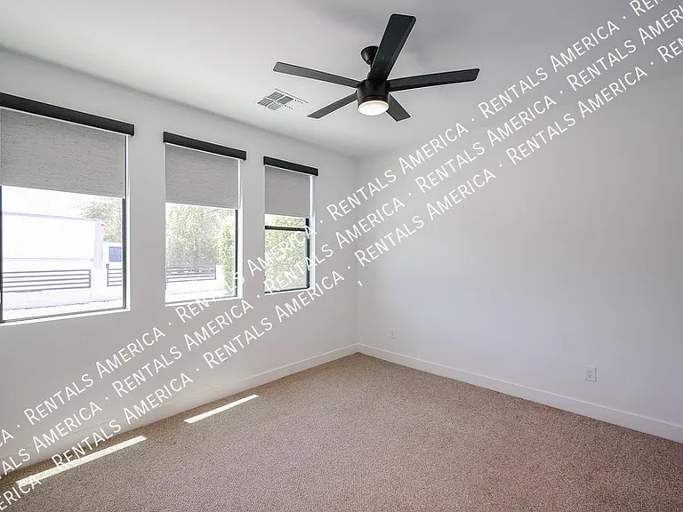 2418 E Amelia Ave — Photo 25
