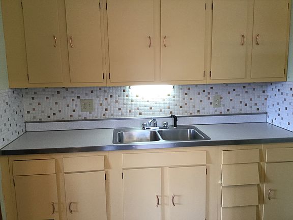 3rd image of 1586 Dinwiddie St