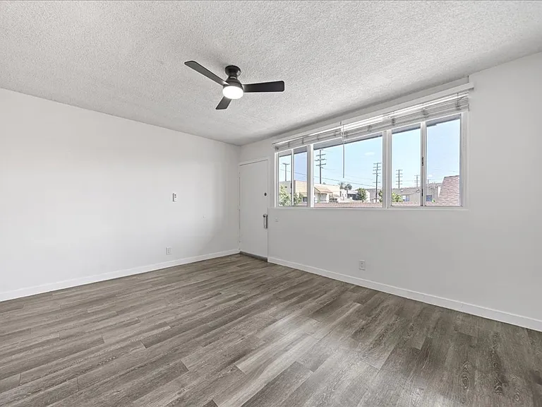 1626 Pine Ave #J — Photo 2