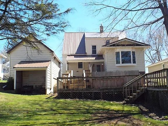 3rd image of 407 Commercial St