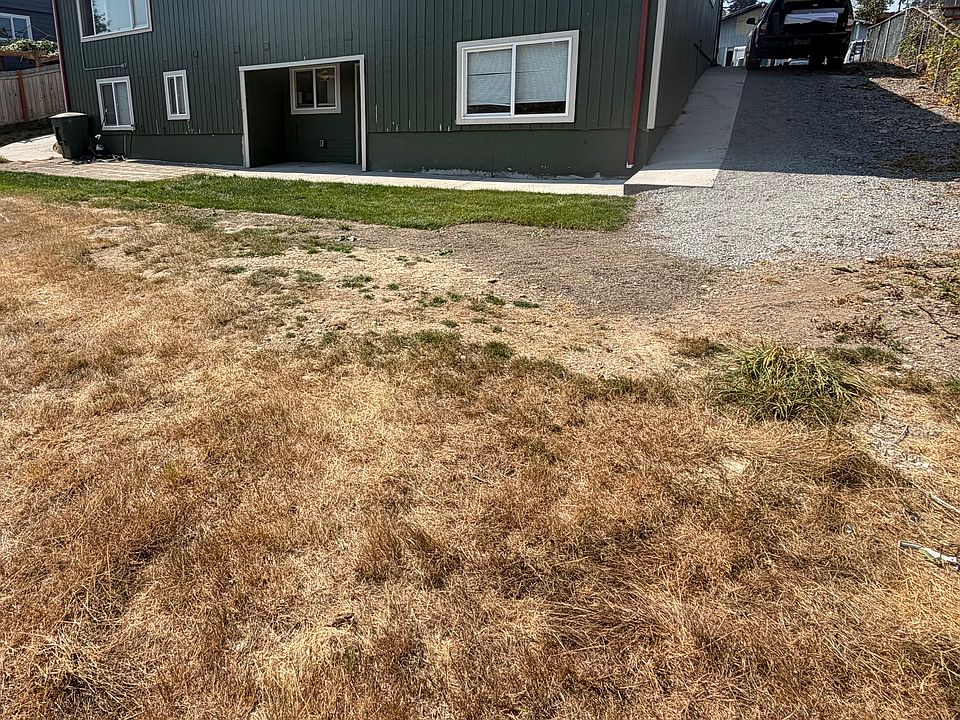 Lower level unit comes with 2 bed/2 full baths/private back yard with parking for 2-3 cars