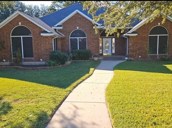 2215 Pecan St, Bonham, TX 75418