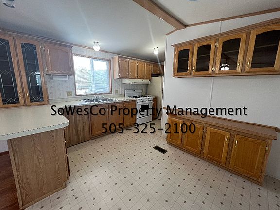 4th image of 1008 Hall Pl Trailer 11