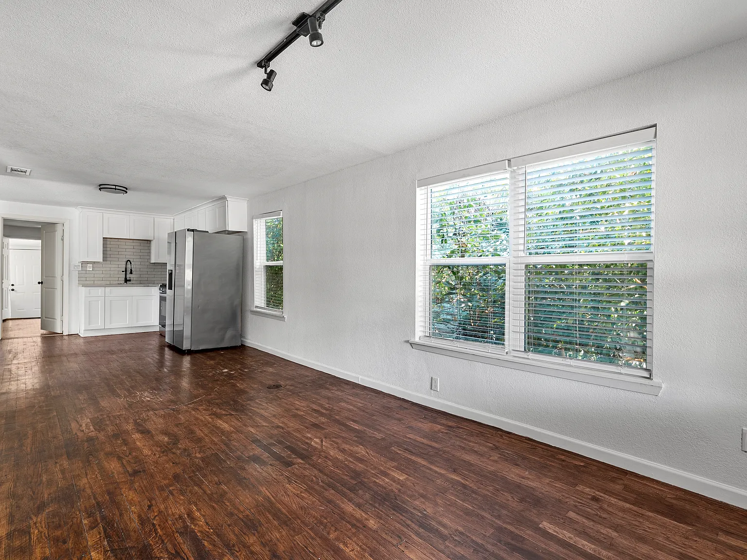 3 bed, 1012 sqft, $1,300 — Photo 2