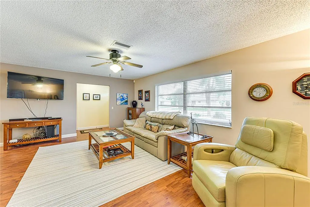 3 bed, 2.0 bath, 1824 sqft, $2,700 — Photo 2
