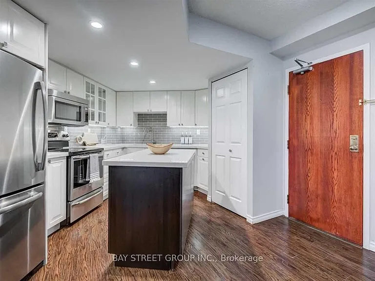 456 College St #602 — Photo 5