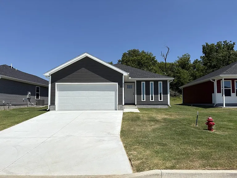 211 S Eagle Ln — Photo 1