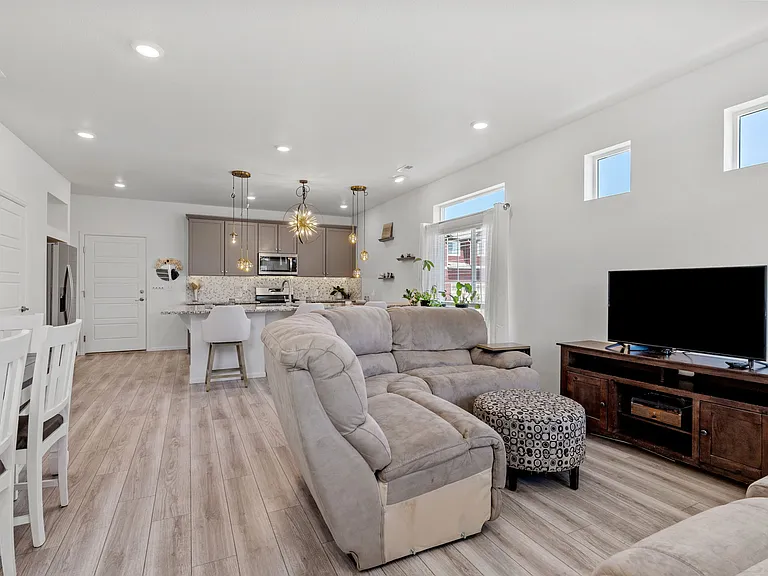 17943 E 103rd Ave — Photo 6
