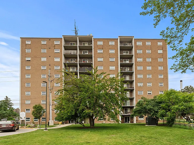 3400 Erskine St — Photo 3