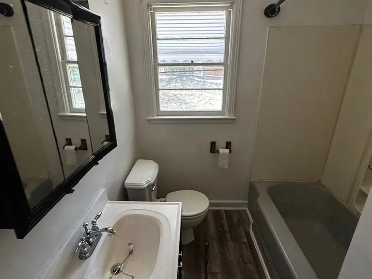 811 W Elm St — Photo 11