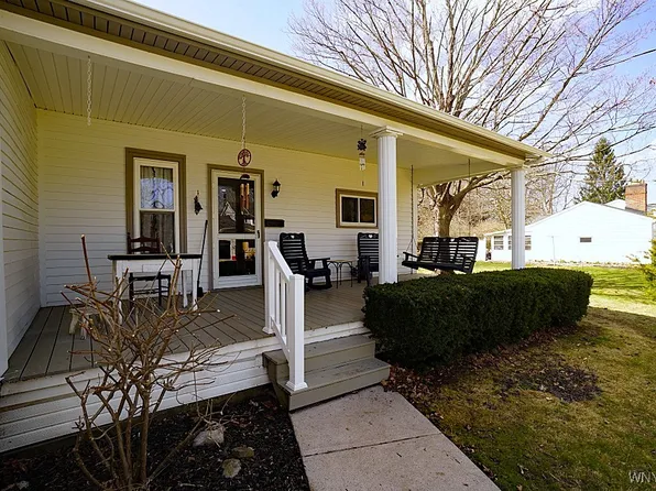 135 Elliot St, Youngstown, NY 14174