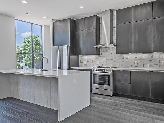 5th image of 4322 Roseland Ave #10