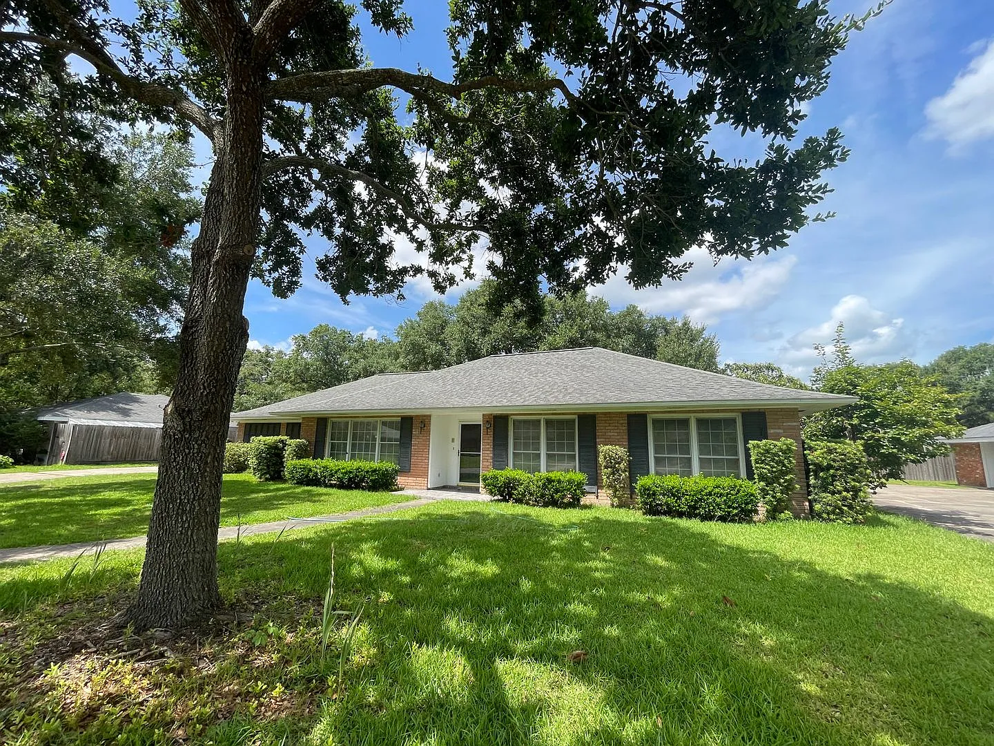 Four Bedroom, Two Bathroom , Brick House, Two Carport. — Photo 1