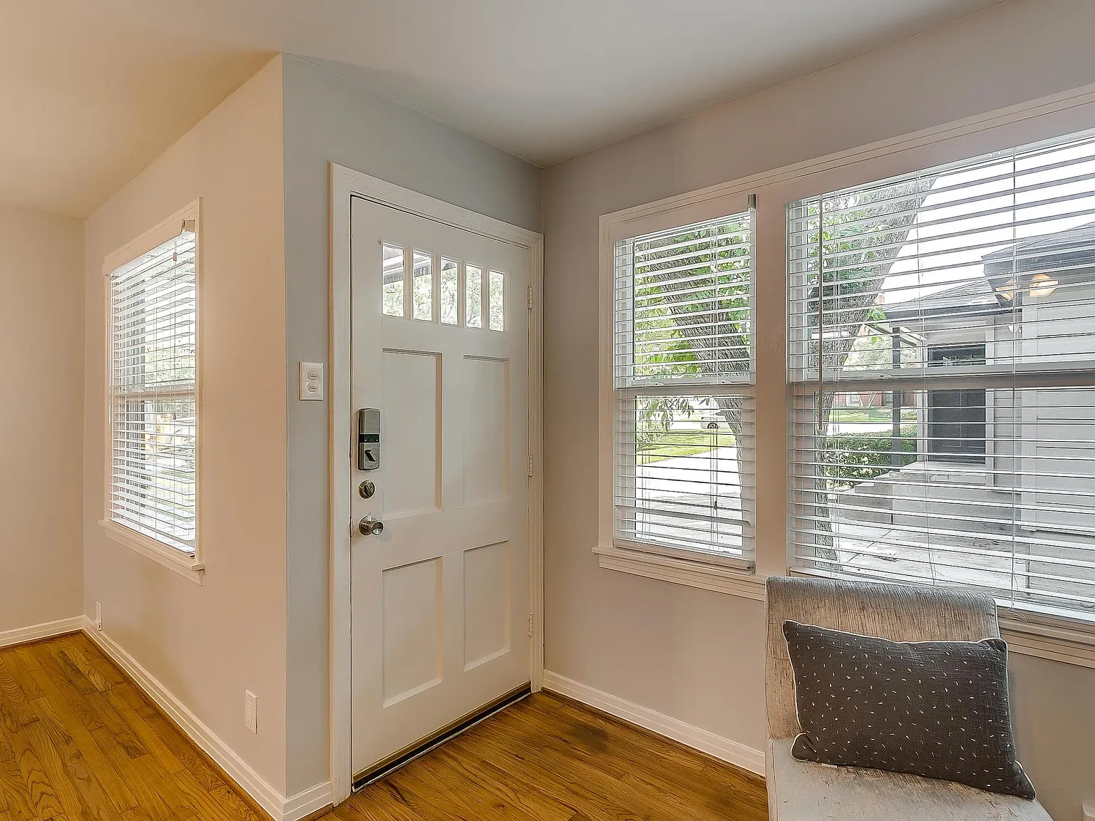 2 bed, 900 sqft, $1,800 — Photo 2