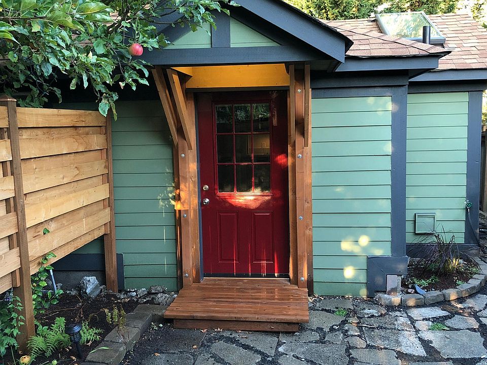 Fully detached backyard cottage with private entrance and co