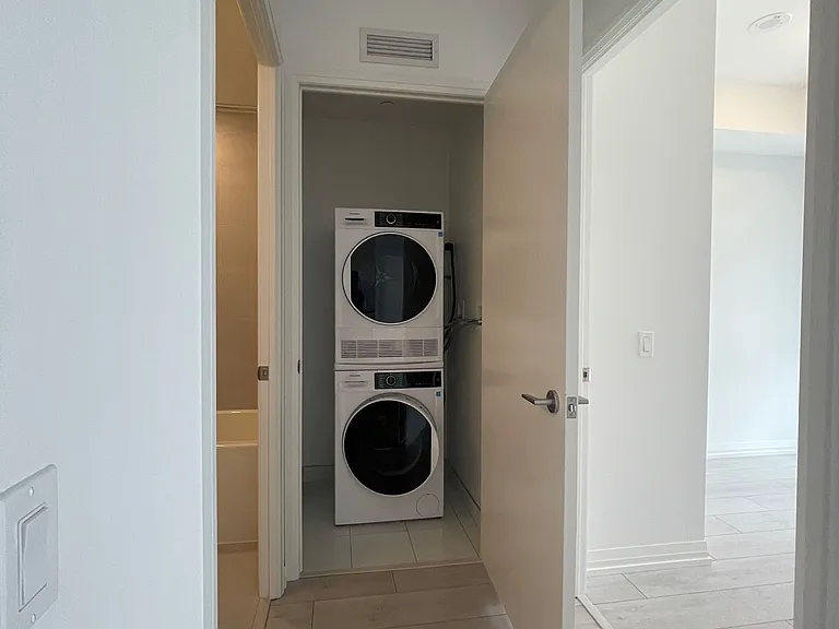 400 King St W #1017 — Photo 10